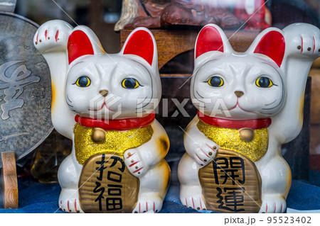 骨董品屋の2匹の招き猫～招福・開運～の写真素材 [95523402] - PIXTA