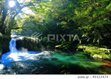 【熊本県】菊池渓谷の黎明の滝の光芒 95523474