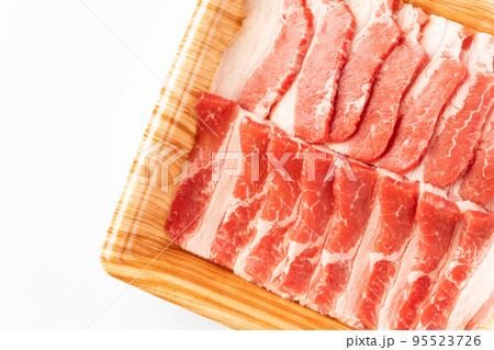 焼肉用の牛カルビ 95523726