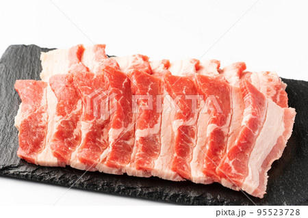 焼肉用の牛カルビ 95523728