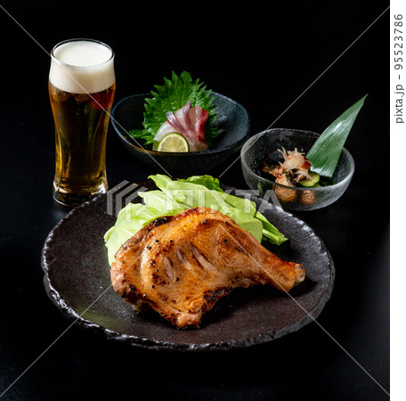 グリルチキンと刺身とビール　居酒屋メニュー 95523786