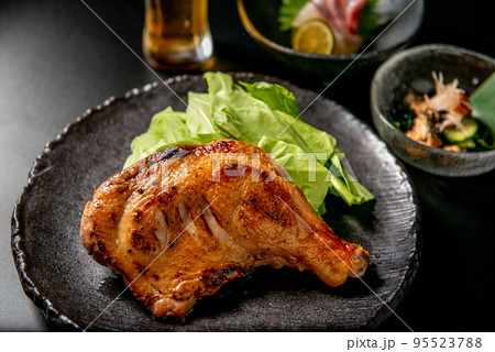 鶏肉料理と刺身とビール 鶏肉料理と刺身とビール 95523788