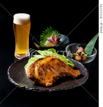 グリルチキンと刺身とビール グリルチキンと刺身とビール 95523791