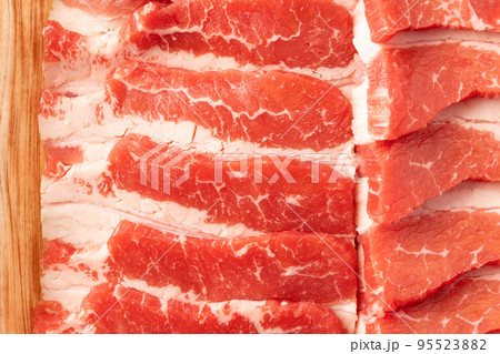 焼肉用の牛カルビ 95523882