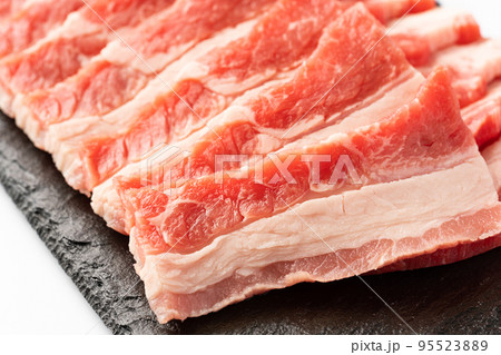 焼肉用の牛カルビ 95523889