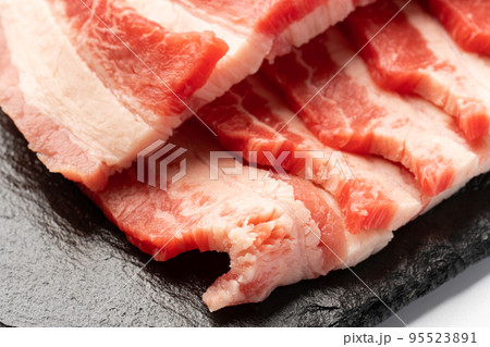 焼肉用の牛カルビ 95523891