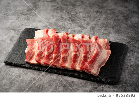 焼肉用の牛カルビ 95523892