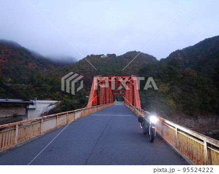 赤い橋とバイク 95524222