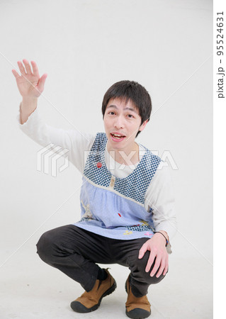 子どもと関わる男性保育士 子どもと関わる男性保育士 95524631