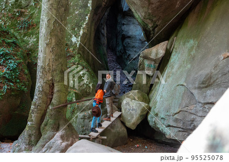 couple hikers travelers going to the cave 95525078