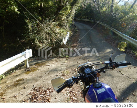 バイクで山道を走る バイクで山道を走る 95525300