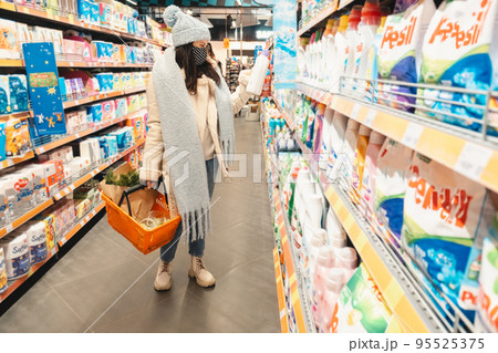 woman in winter outfit do groceries shopping woman in winter outfit do groceries shopping 95525375