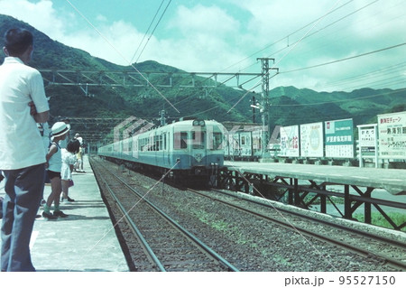 昭和の夏の伊豆急河津駅、列車は100系電車、1973年8月4日 95527150