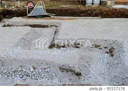 基礎工事（根切、砕石敷き） 95527178