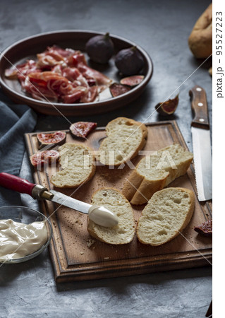 Making ham sandwiches 95527223