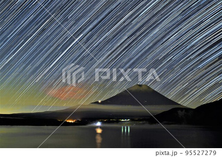富士山と星の軌跡(本栖湖) 富士山と星の軌跡(本栖湖) 95527279