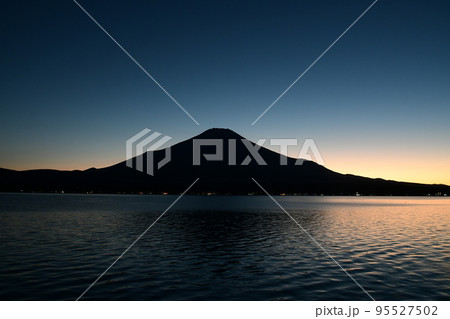 幻想的な夕景(山中湖) 95527502