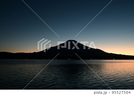 幻想的な夕景(山中湖) 95527504