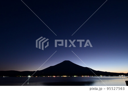 幻想的な夕景(山中湖) 95527563