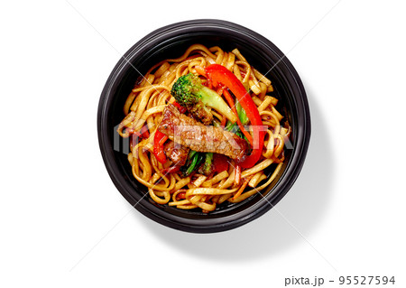 Bowl of stir fried udon noodles with beef, broccoli, bell peppers and carrots 95527594