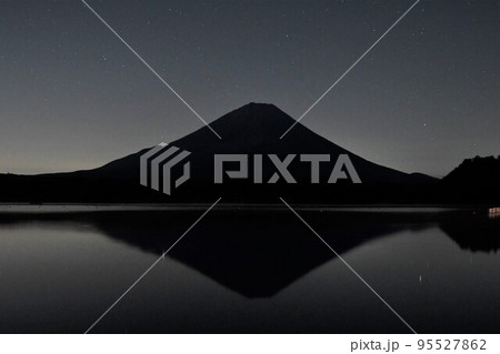 富士山と幻想的な星空(精進湖) 95527862