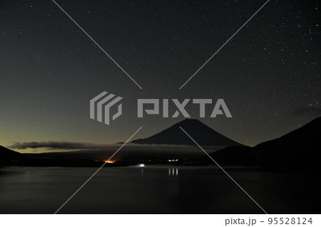 富士山と満天の星(本栖湖) 95528124