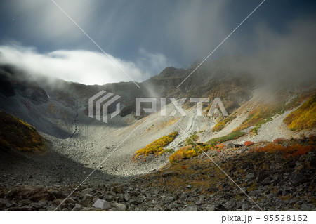 月光に照らされる涸沢カール 月光に照らされる涸沢カール 95528162