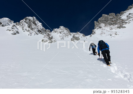 中央アルプス　千畳敷カール　長野県　突き抜ける青空へ向かい八丁坂を登る登山者 95528345