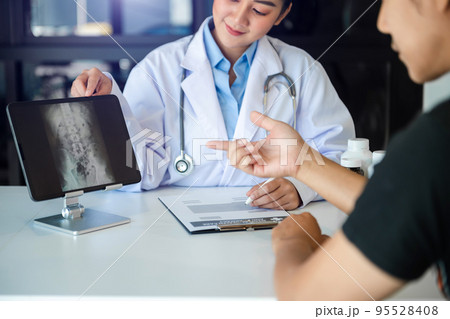 Female doctors, specialists in treatment, make an appointment to meet patients after x-ray and explain medical information Medicine  care concept.. 95528408