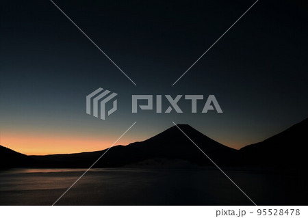 富士山と神秘的な日の出(本栖湖) 富士山と神秘的な日の出(本栖湖) 95528478