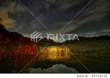 紅葉の戸隠鏡池と星空 紅葉の戸隠鏡池と星空 95528536