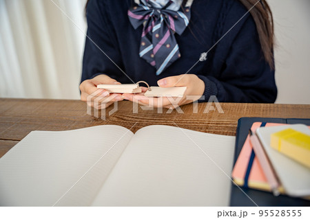 単語帳を持つ学生 95528555