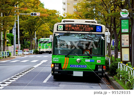 並木通りのバス停を出発する都営バス（いすゞ・エルガ） 95529335