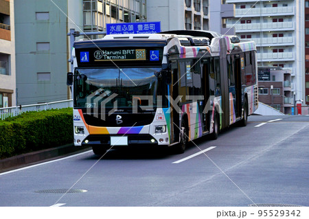 勝どき付近を走行する東京BRT（連接バス） 95529342