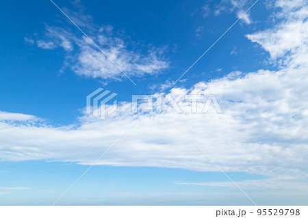 晴れた日の秋の空　10月 95529798