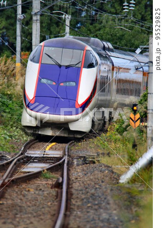 陸奥路を山形へ…　E3系・山形新幹線『つばさ』 95529825