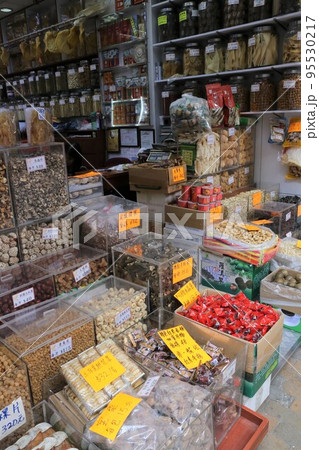 香港・徳輔道西の干し貝柱、塩干し魚などを売る店。何の料理に使うのか分からないものもある 香港・徳輔道西の干し貝柱、塩干し魚などを売る店。何の料理に使うのか分からないものもある 95530217