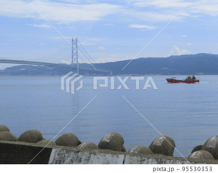船が通る明石海峡に架かる明石海峡大橋(神戸・西舞子からの風景) 95530353