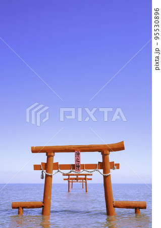有明海の神秘的な風景　大魚神社の海中鳥居　（佐賀県） 95530896