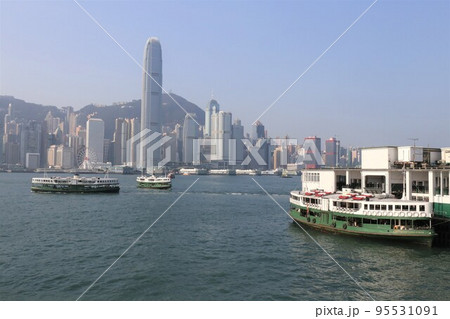 香港島に向かって出港するスターフェリー 95531091