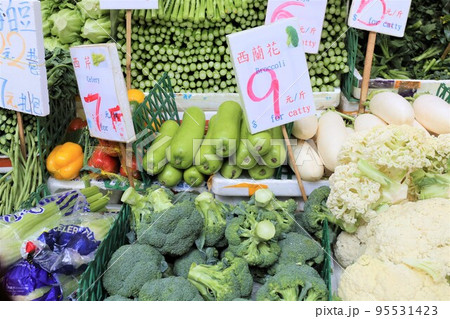 香港の市場の野菜。中国野菜と西洋野菜が混在して売られている 95531423