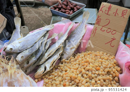 香港・徳輔道西で売られるハムユイ（左、塩干し魚）と干し貝（右手前）柱 95531424