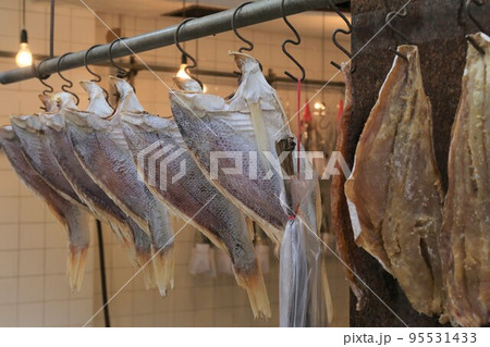 香港・徳輔道西の「海味街」で売られる塩干し魚(ハムユイ)。以前は安かったが現在は高価 香港・徳輔道西の「海味街」で売られる塩干し魚(ハムユイ)。以前は安かったが現在は高価 95531433