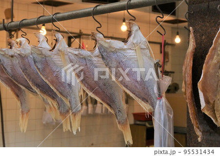 香港・徳輔道西の「海味街」で売られる塩干し魚(ハムユイ)。以前は安かったが現在は高価 香港・徳輔道西の「海味街」で売られる塩干し魚(ハムユイ)。以前は安かったが現在は高価 95531434