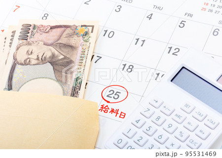 給料日イメージ（給料袋とカレンダーと電卓） 95531469
