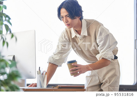 オフィスで仕事をする若いビジネスマン 95531816