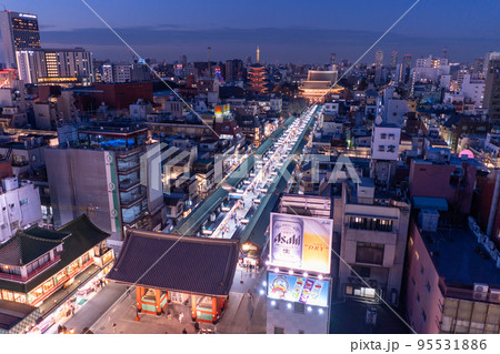 東京都　夜の浅草仲見世通り 95531886