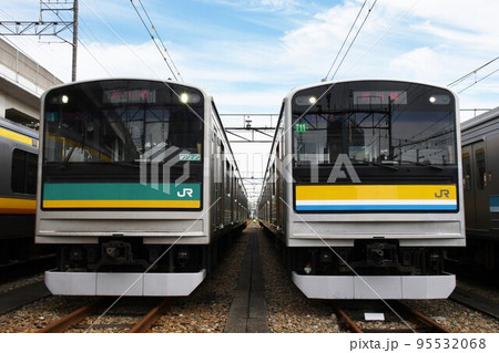 車両基地で並ぶ南武支線の205系1000番台と鶴見線の205系1100番台