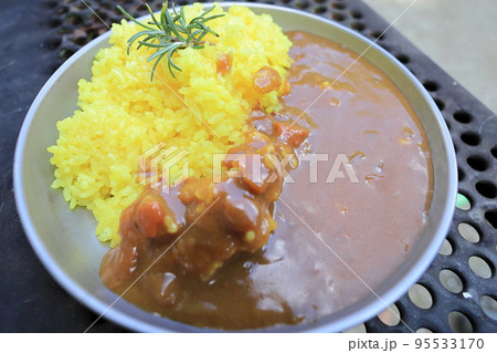 アウトドアで食べるカレーライス 95533170