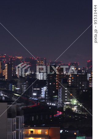 夜の摩天楼を背景に走る鉄道の残光 夜の摩天楼を背景に走る鉄道の残光 95533444